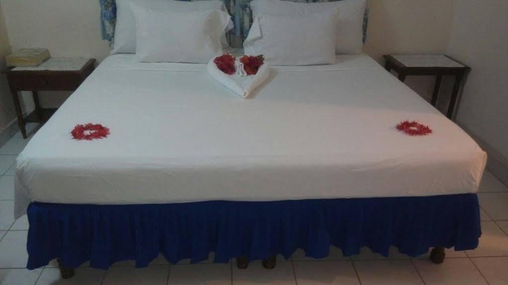 Palm Bay Guest House & Restaurant Montego Bay Eksteriør billede