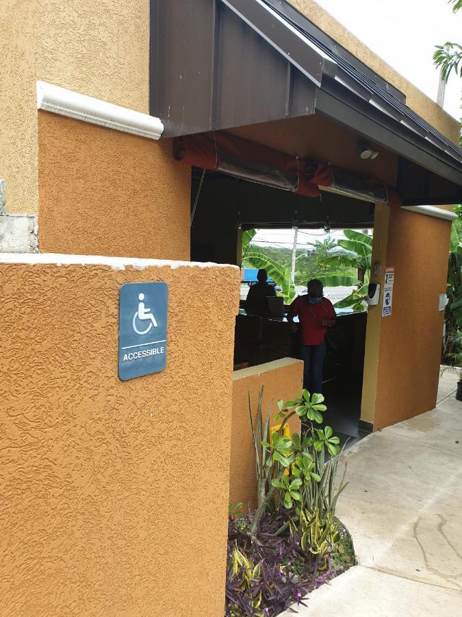 Palm Bay Guest House & Restaurant Montego Bay Eksteriør billede