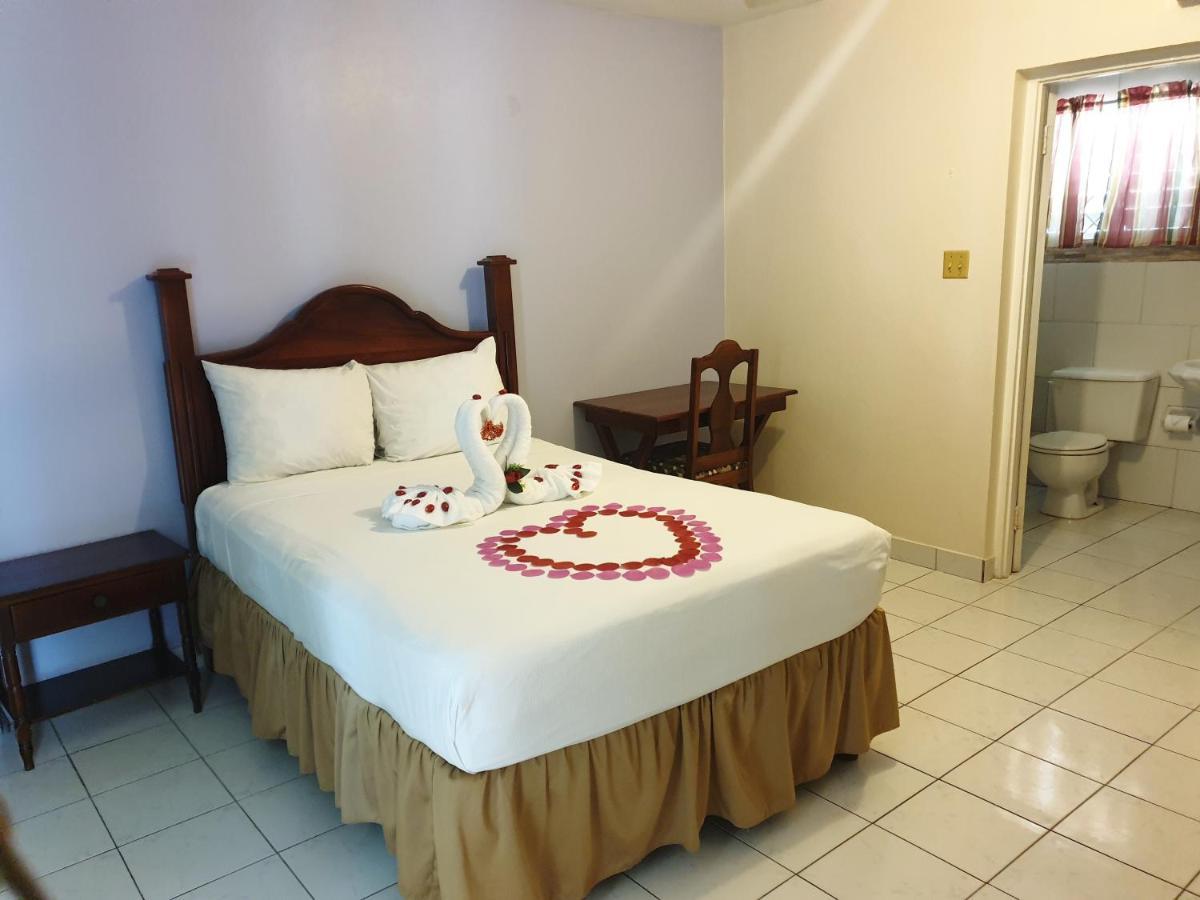 Palm Bay Guest House & Restaurant Montego Bay Eksteriør billede