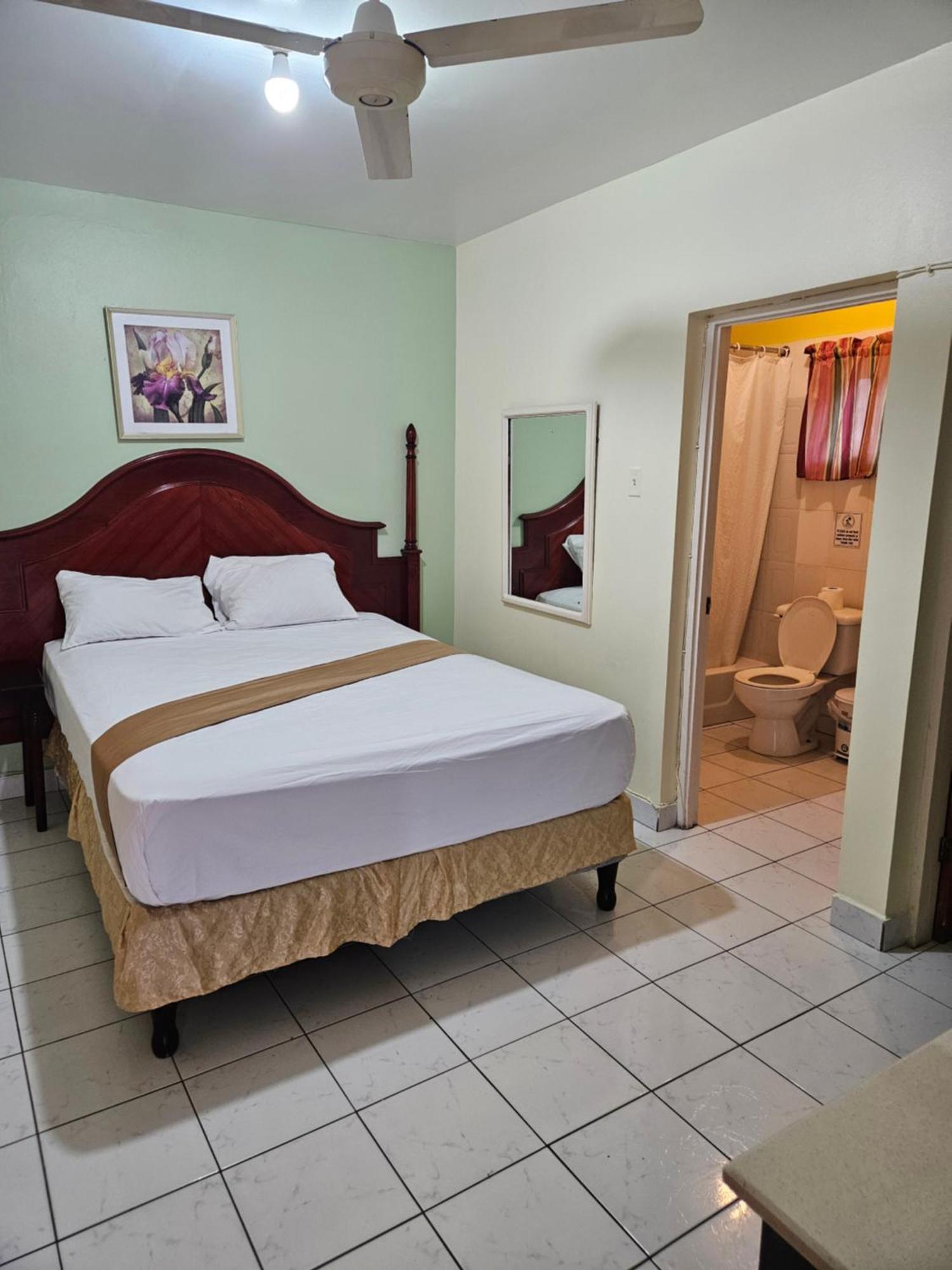Palm Bay Guest House & Restaurant Montego Bay Eksteriør billede