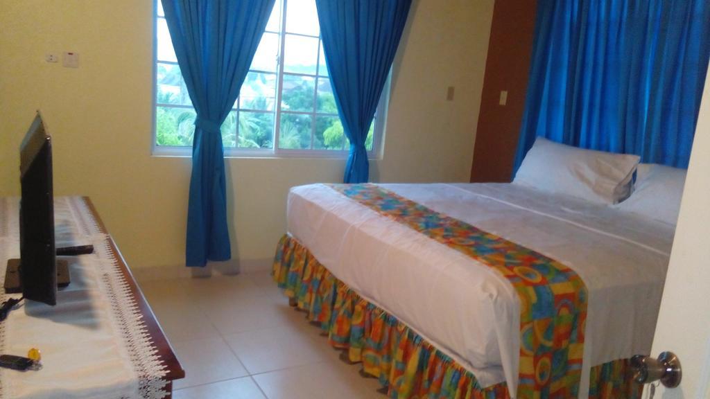 Palm Bay Guest House & Restaurant Montego Bay Eksteriør billede